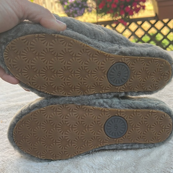 Uggs gray slippers sandals size 8 - Picture 4 of 15